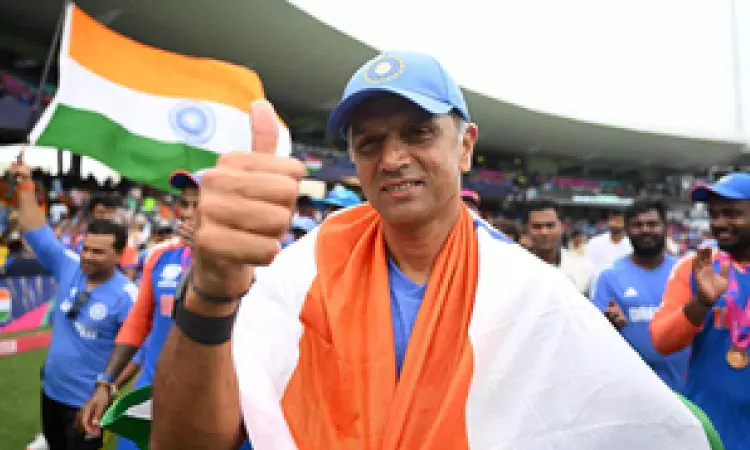 Dravid refuses extra Rs 2.5 cr bonus, opts for equal reward for support staff: Report Dravid refuses extra Rs 2.5 cr bonus, opts for equal reward for support staff: Report