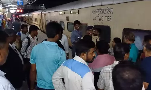 Upset over dysfunctional AC, passengers of Tambaram Nagercoil SF Express strike at Chengalpattu station