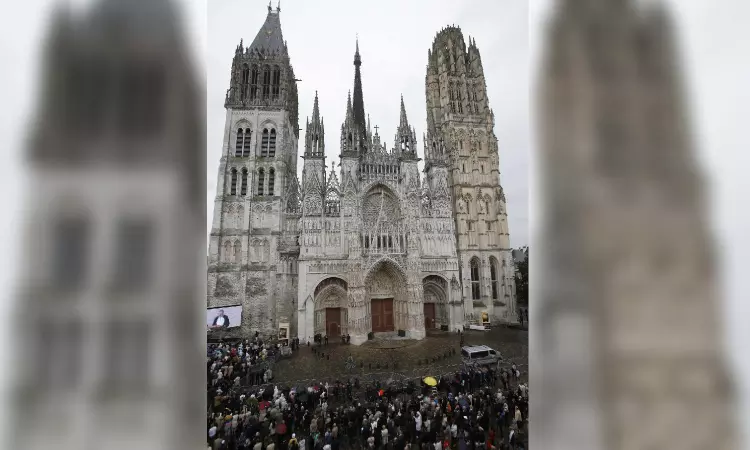 Fire breaks out in the spire of the medieval cathedral in the French city of Rouen Fire breaks out in the spire of the medieval cathedral in the French city of Rouen