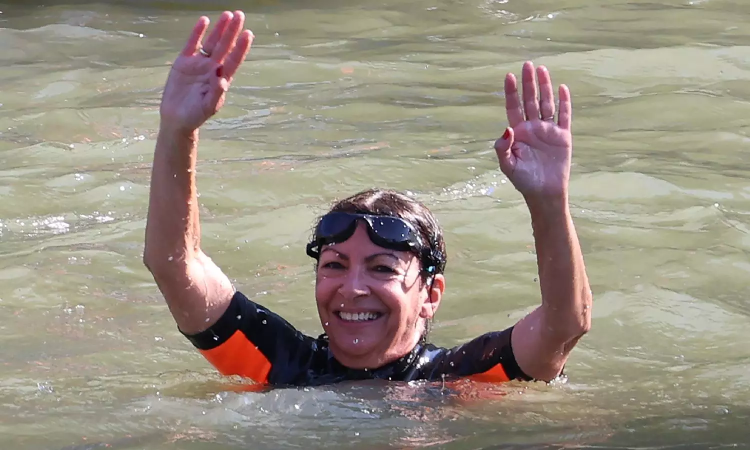Paris Mayor takes a swim in embellished Seine