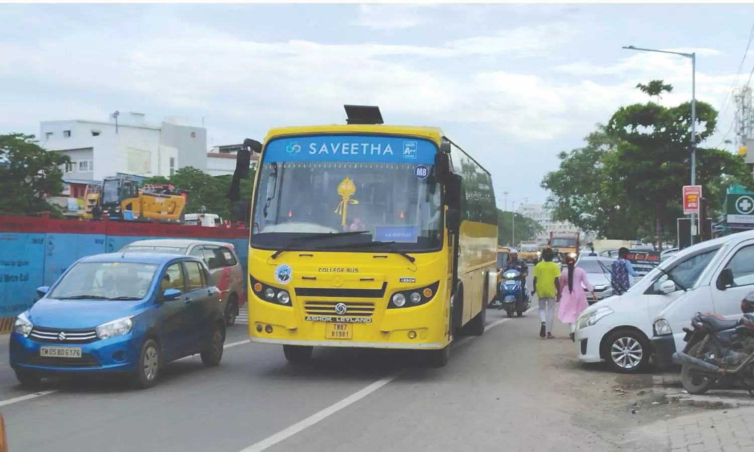 CMRL on one side, illegal parking on the other: Encroachments eat into pavement in Kolathur