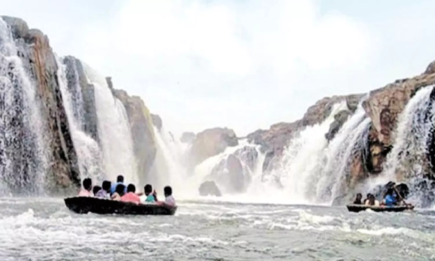 Ban on bathing, coracle rides at Hogenekkal enters 6th day as Cauvery flows in full spate Ban on bathing, coracle rides at Hogenekkal enters 6th day as Cauvery flows in full spate