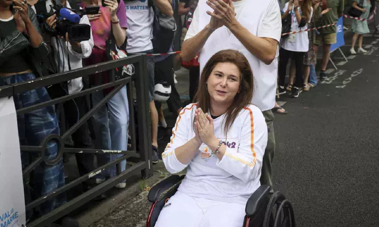 A Lebanese photojournalist, wounded in Israeli strike, carries Olympic torch to honour journalists A Lebanese photojournalist, wounded in Israeli strike, carries Olympic torch to honour journalists