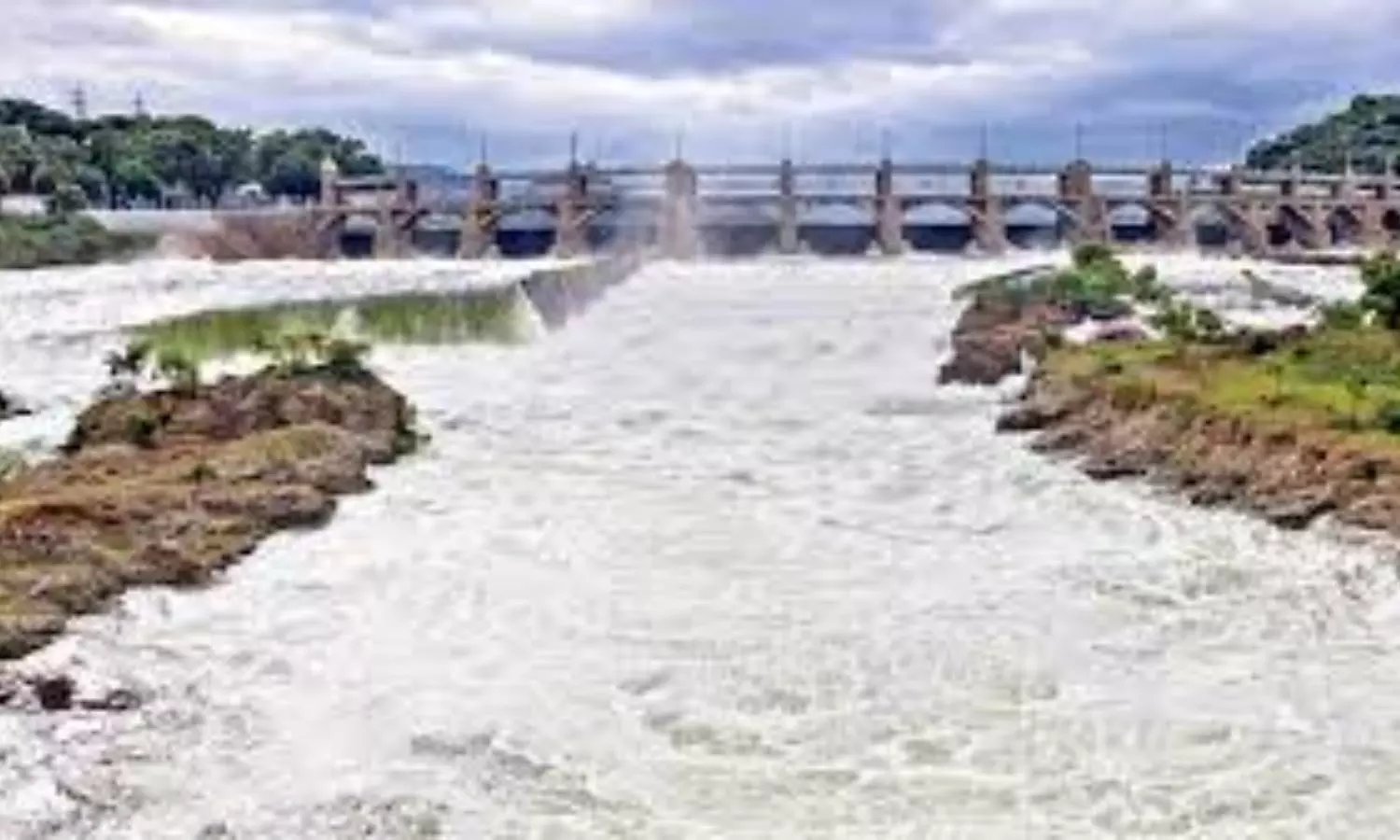 Discharge from Mettur stepped up to 16,000 cusecs, will be increased to 20,000 cusecs by noon Discharge from Mettur stepped up to 16,000 cusecs, will be increased to 20,000 cusecs by noon