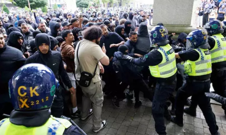 ‘Standing army’ of UK police prepares for more far-right clashes ‘Standing army’ of UK police prepares for more far-right clashes