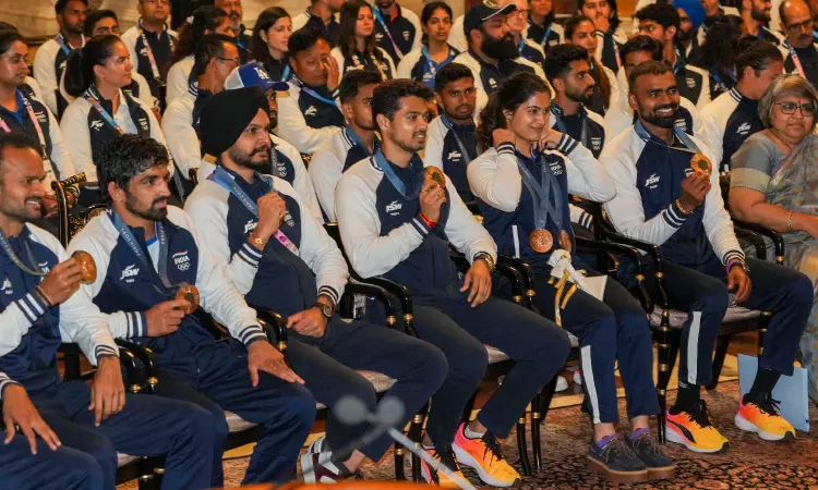 President Murmu meets Indian Olympics contingent, hails players performance President Murmu meets Indian Olympics contingent, hails players performance