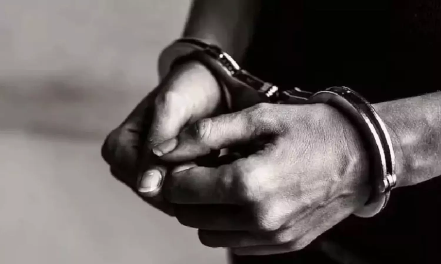 Woman held for smothering alcoholic hubby; strangulation marks expose crime Woman held for smothering alcoholic hubby; strangulation marks expose crime