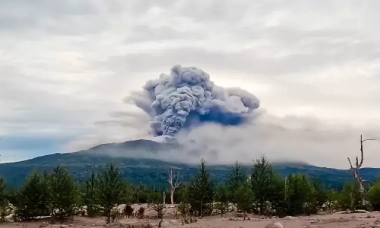 Volcano erupts after powerful earthquake in Russias Far East and scientists warn of a stronger one Volcano erupts after powerful earthquake in Russias Far East and scientists warn of a stronger one