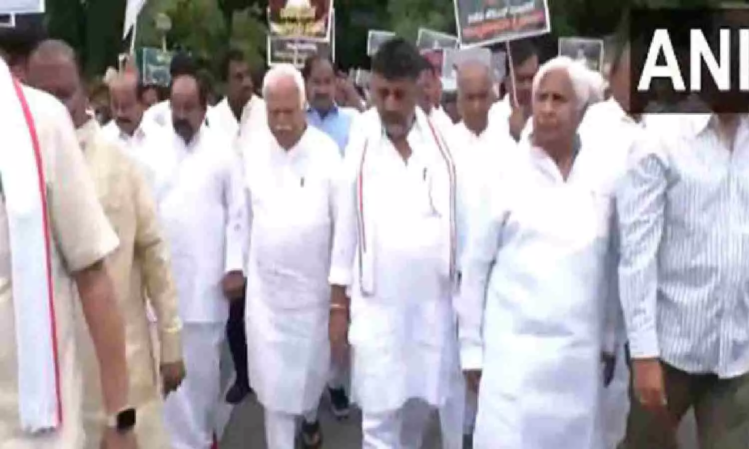 Karnataka: Congress holds Raj Bhavan Chalo protest agaisnt decision to prosecute CM Siddaramaiah Karnataka: Congress holds Raj Bhavan Chalo protest agaisnt decision to prosecute CM Siddaramaiah