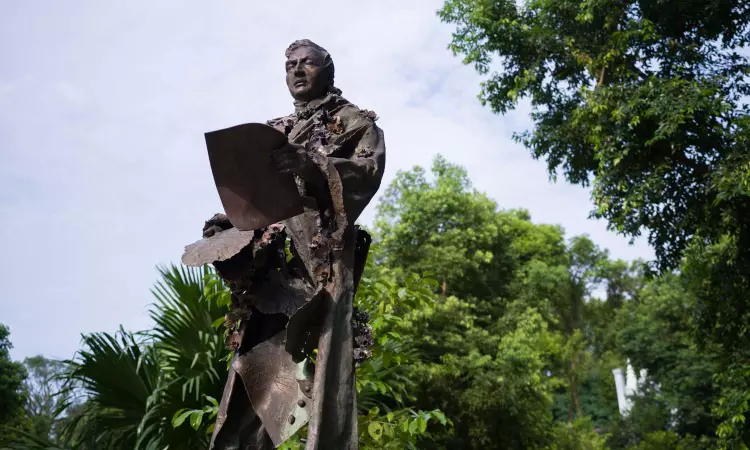 A New Statue of a British Colonialist Exposes a Divide in Singapore A New Statue of a British Colonialist Exposes a Divide in Singapore