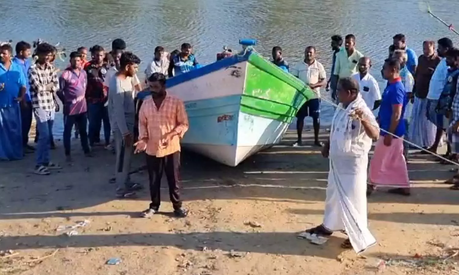 4 TN fishermen injured as Sri Lankan naval ship rams into their boat 4 TN fishermen injured as Sri Lankan naval ship rams into their boat