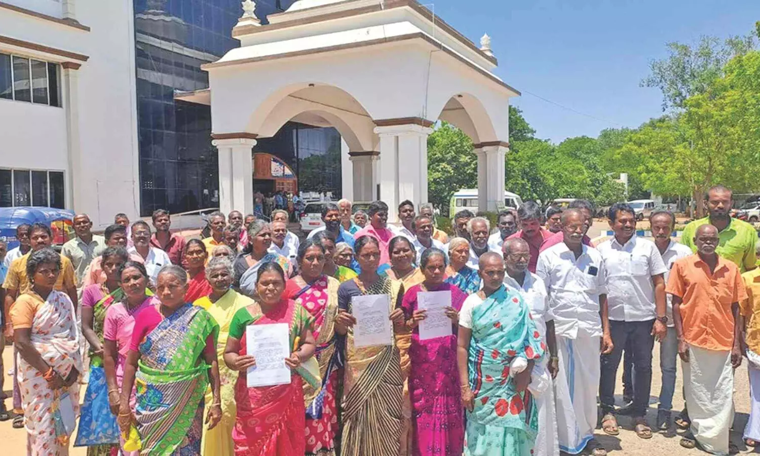 Tiruchy villagers protest over merger with corporation, attempt to besiege Collectorate