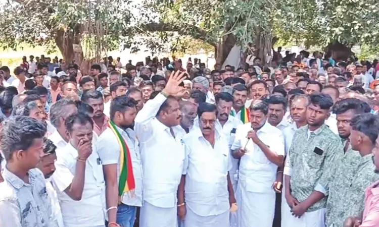 Drunken youths cause ruckus at Karur bakery, assault public; residents seek their arrest