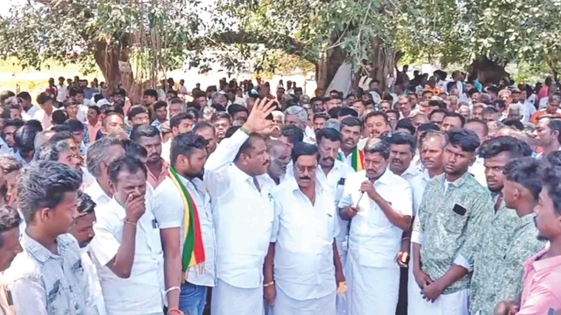 Drunken youths cause ruckus at Karur bakery, assault public; residents ...