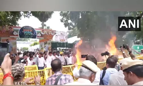 Indian youth Congress members stage protest against Ravneet Singh Bittu over his remarks against Rahul Gandhi