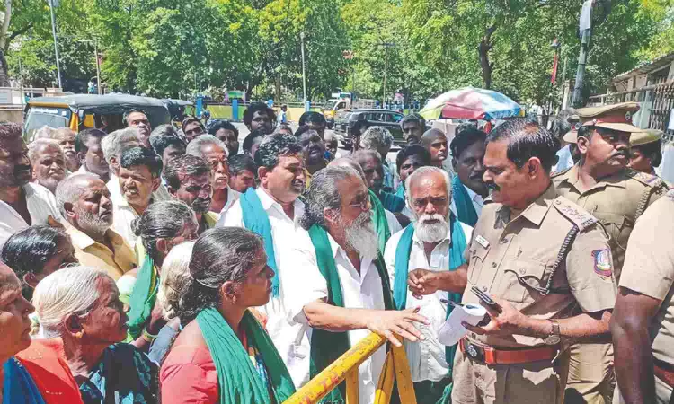 Delta farmers besiege EE office, seek water for tail-end regions