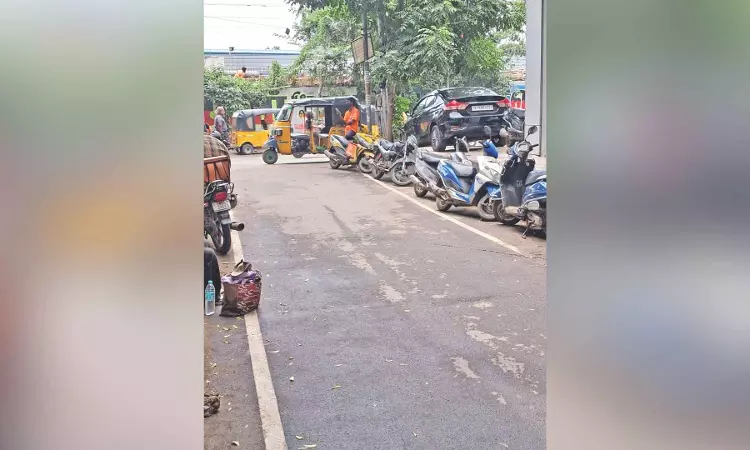 Chennai Citizen Connect: Illegal parking on Perambur street, little space to walk or ply vehicles Chennai Citizen Connect: Illegal parking on Perambur street, little space to walk or ply vehicles