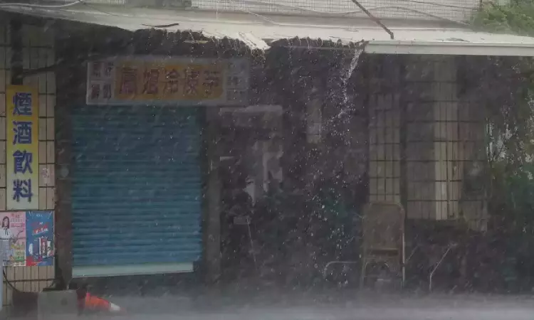Typhoon Krathon makes landfall on Taiwan, packing fierce winds and torrential rain Typhoon Krathon makes landfall on Taiwan, packing fierce winds and torrential rain