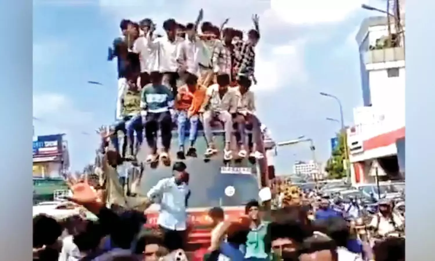 Who are Route Thalas, the infamous Chennai boys who fight over train, bus rides