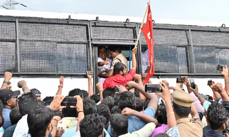 Samsung stir: Leaders of DMK allies meet protesting workers, seek CMs intervention Samsung stir: Leaders of DMK allies meet protesting workers, seek CMs intervention
