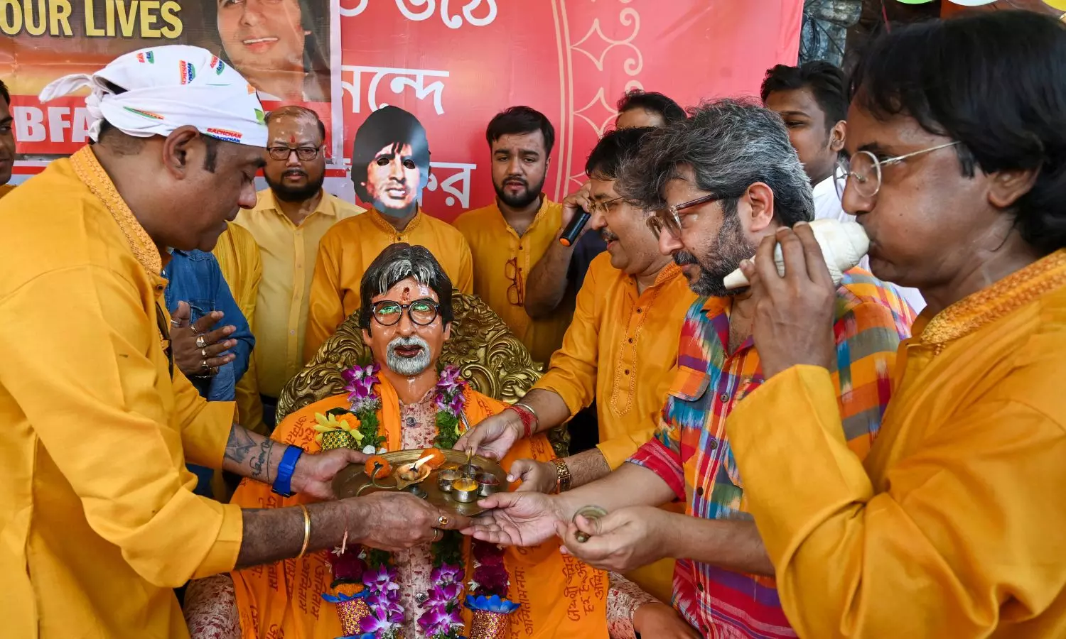 Happy birthday Amitabh Bachchan: fans, family and friends celebrate his 82nd birthday