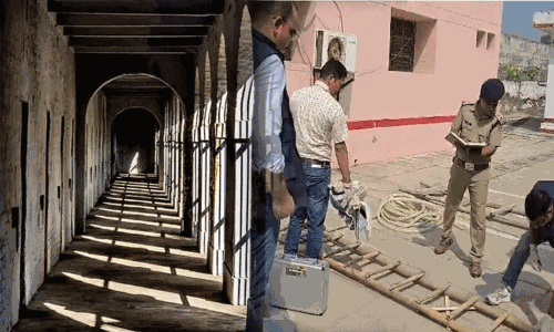 Two notorious criminals escape from Haridwar jail, 6 prison personnel suspended
