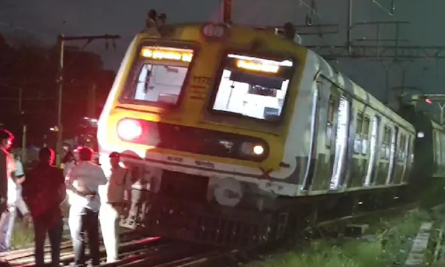 Suburban train derails at Kalyan station; no one hurt, traffic on route affected