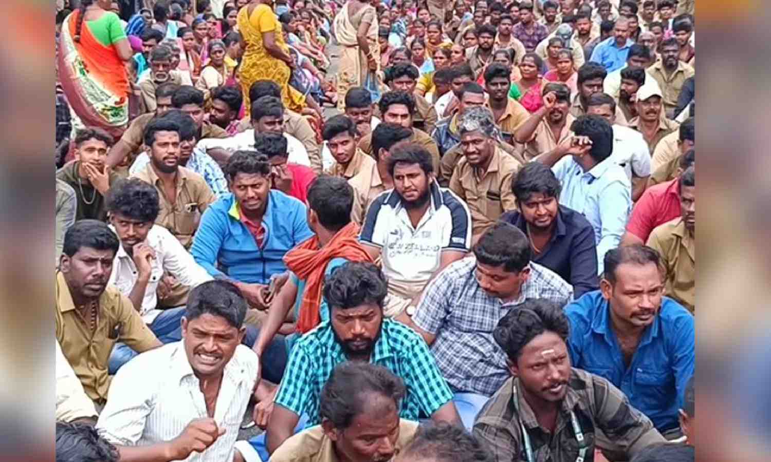 Contract cleanliness workers protest in Coimbatore, demand full bonus payments Contract cleanliness workers protest in Coimbatore, demand full bonus payments