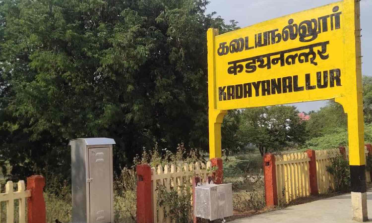 Boulders on track; Alert loco pilot stops train on time in TN Boulders on track; Alert loco pilot stops train on time in TN