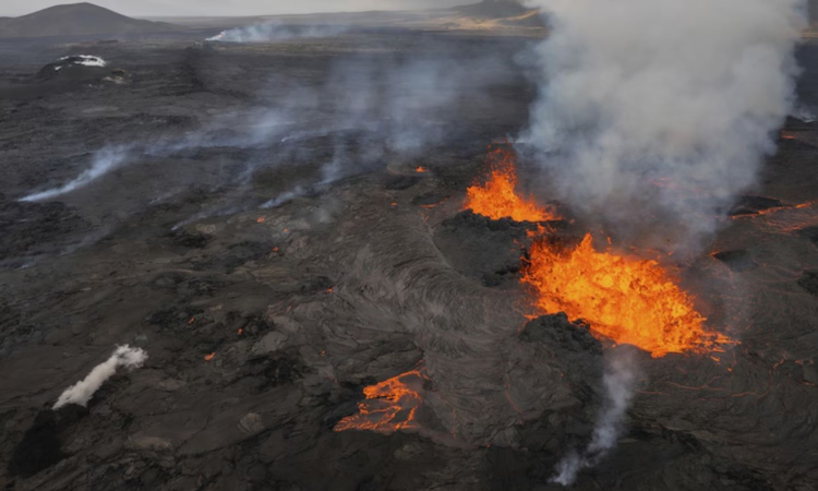 Volcanic eruption burns houses in Indonesia, killing at least 9 people Volcanic eruption burns houses in Indonesia, killing at least 9 people