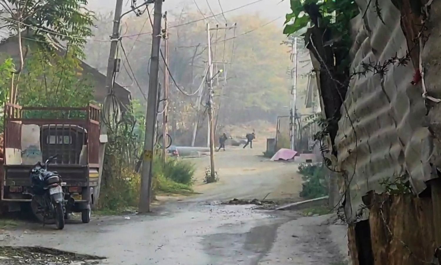 Encounter on outskirts of Srinagar, terrorists believed to be trapped Encounter on outskirts of Srinagar, terrorists believed to be trapped