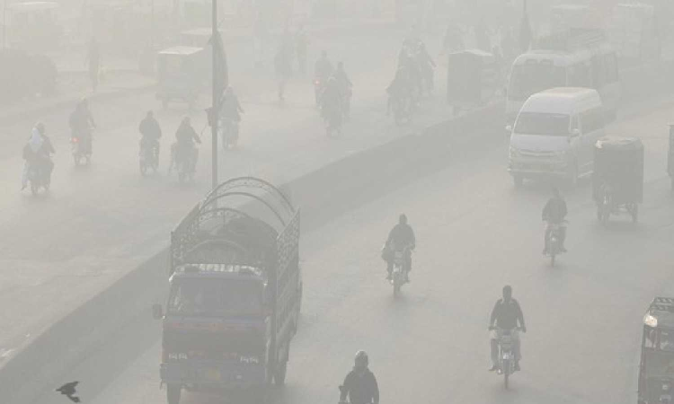 Pakistan: Smog tightens its grip in Punjab creating lockdown situation Pakistan: Smog tightens its grip in Punjab creating lockdown situation