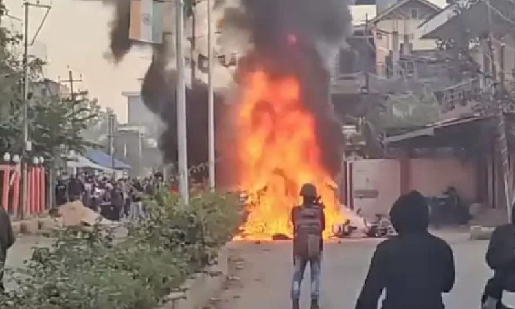 Manipur: Protesters target houses of ministers, MLAs over killing of 3 persons, curfew imposed Manipur: Protesters target houses of ministers, MLAs over killing of 3 persons, curfew imposed