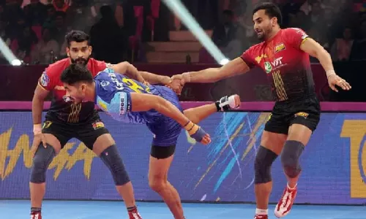 PKL: Devank and Ashu Dazzle as Patna Pirates, Dabang Delhi K.C. Battle PKL: Devank and Ashu Dazzle as Patna Pirates, Dabang Delhi K.C. Battle