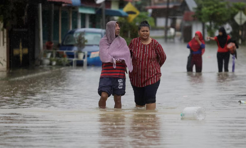 3 dead, over 80,000 displaced as Malaysia prepares for worst floods in decade