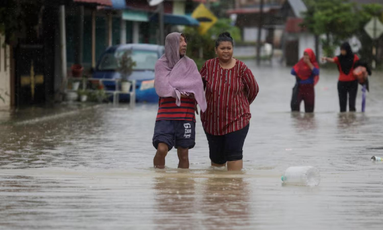 3 dead, over 80,000 displaced as Malaysia prepares for worst floods in decade 3 dead, over 80,000 displaced as Malaysia prepares for worst floods in decade