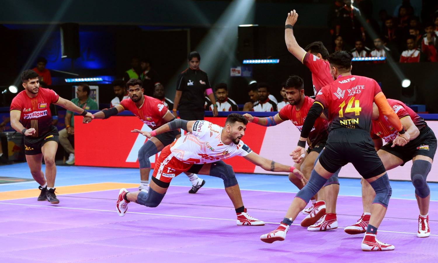 Bengaluru Bulls fight back to clinch draw against Gujarat Giants