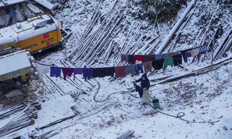 Himachal receives seasons first snowfall, 87 roads closed
