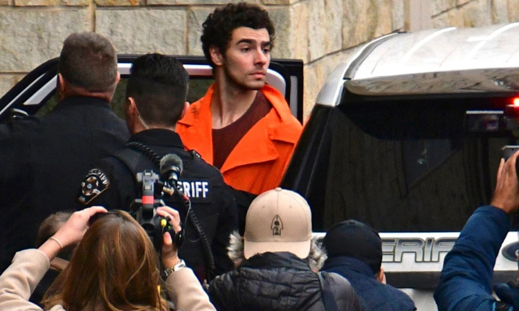 Man accused of killing UnitedHealthcares CEO shouts on way into courthouse fights extradition Man accused of killing UnitedHealthcares CEO shouts on way into courthouse fights extradition