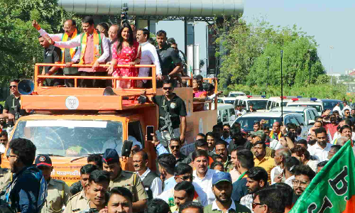 Fadnavis receives grand welcome in home turf Nagpur after Mahayuti victory
