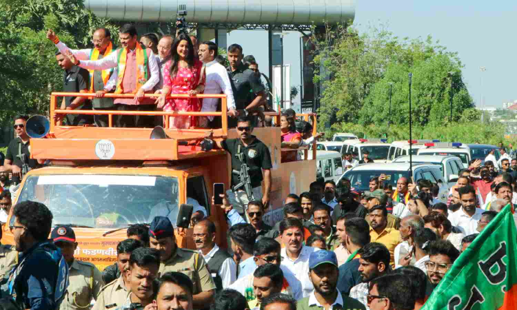 Fadnavis receives grand welcome in home turf Nagpur after Mahayuti victory