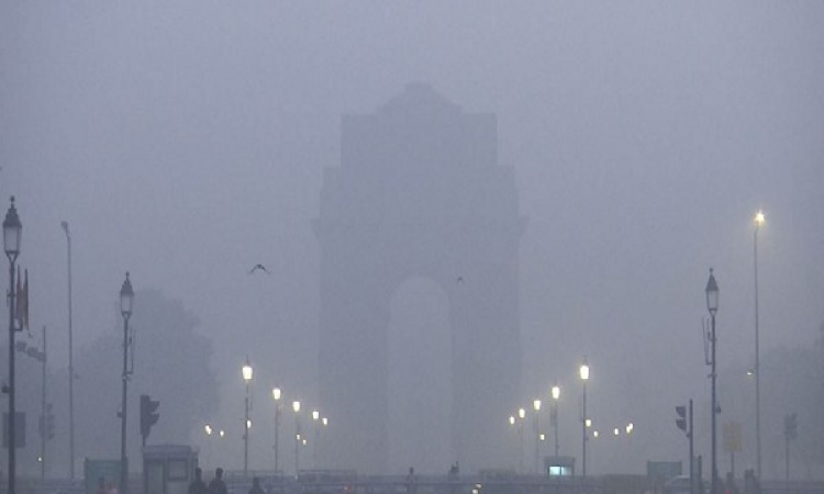 Delhis air quality severe at 442, temperature drops to 5 degrees Celsius Delhis air quality severe at 442, temperature drops to 5 degrees Celsius