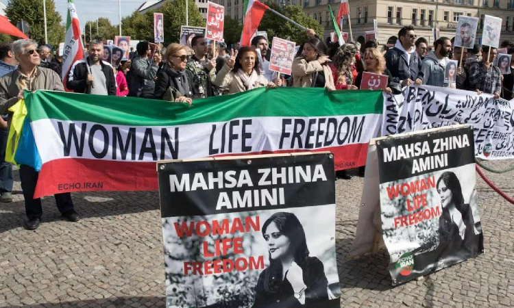 Iran: hijab ‘treatment clinics’ echo historical use of mental illness to control women Iran: hijab ‘treatment clinics’ echo historical use of mental illness to control women