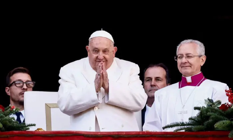 Pope urges all people of all nations to silence arms and overcome divisions in Christmas address Pope urges all people of all nations to silence arms and overcome divisions in Christmas address