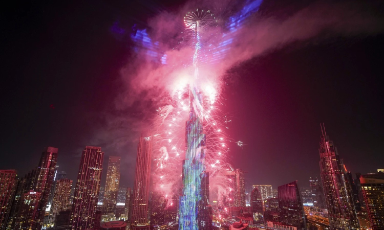 World begins welcoming 2025 with light shows, embraces and ice plunges World begins welcoming 2025 with light shows, embraces and ice plunges