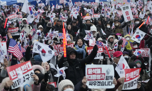 South Korea: Hundreds for, against Yoons impeachment rally near Presidential residence