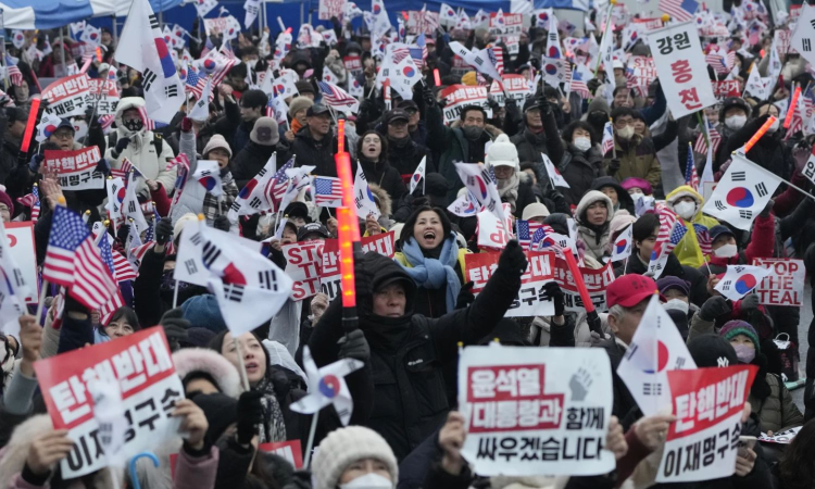 South Korea: Hundreds for, against Yoons impeachment rally near Presidential residence
