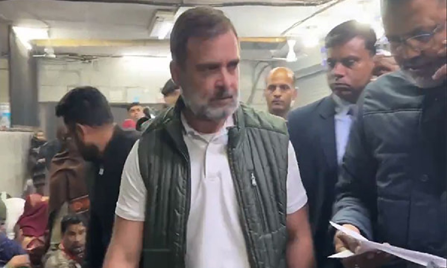 Delhi: Rahul Gandhi meets patients in AIIMS, listens to their problems