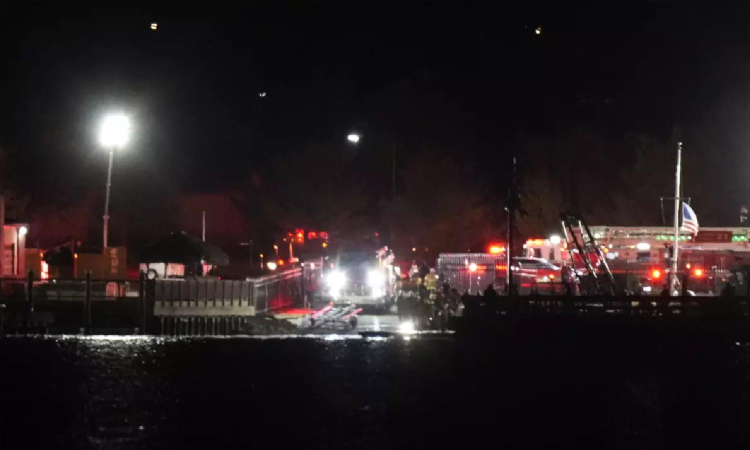 Passenger jet with 64 aboard collides with Army helicopter while landing at Reagan Airport near DC Passenger jet with 64 aboard collides with Army helicopter while landing at Reagan Airport near DC