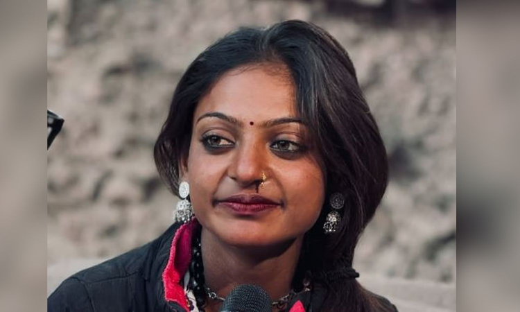 From selling garlands in Maha Kumbh to big screen: Monalisa Bhonsle to make acting debut From selling garlands in Maha Kumbh to big screen: Monalisa Bhonsle to make acting debut